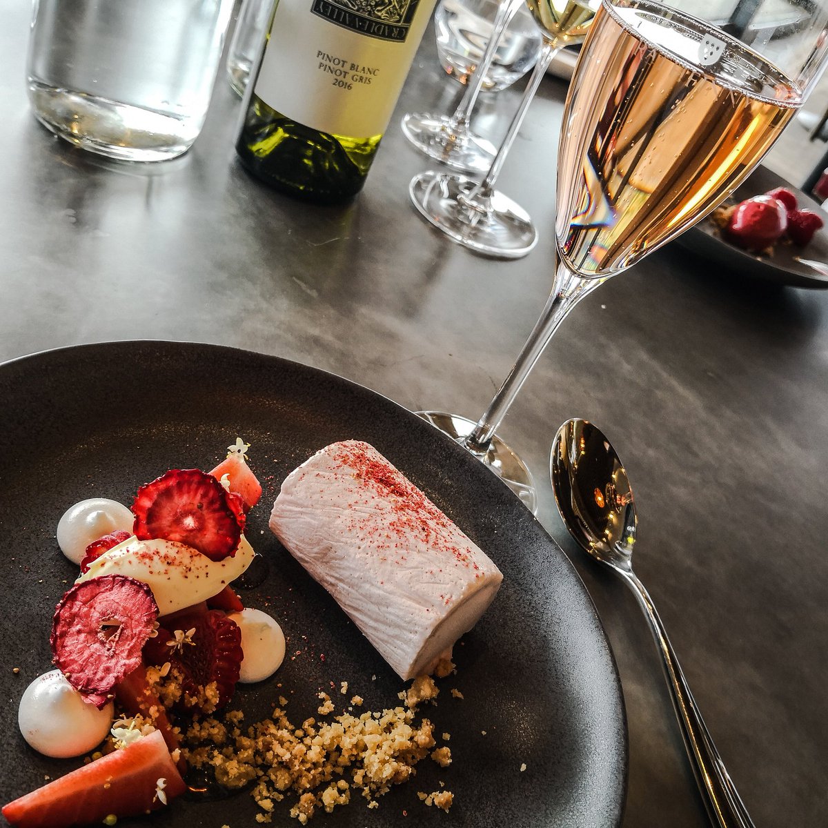 GreatBritWine's tweet photo. An unparalleled #EnglishWine #CellarDoor experience? The new Tasting Room restaurant, headed by @chefcbailey is a triumph. Thoughtful, honest, delicious. #EnglishSparkling #Sussex @ThisIsMission https://t.co/7kqZpPeW9F