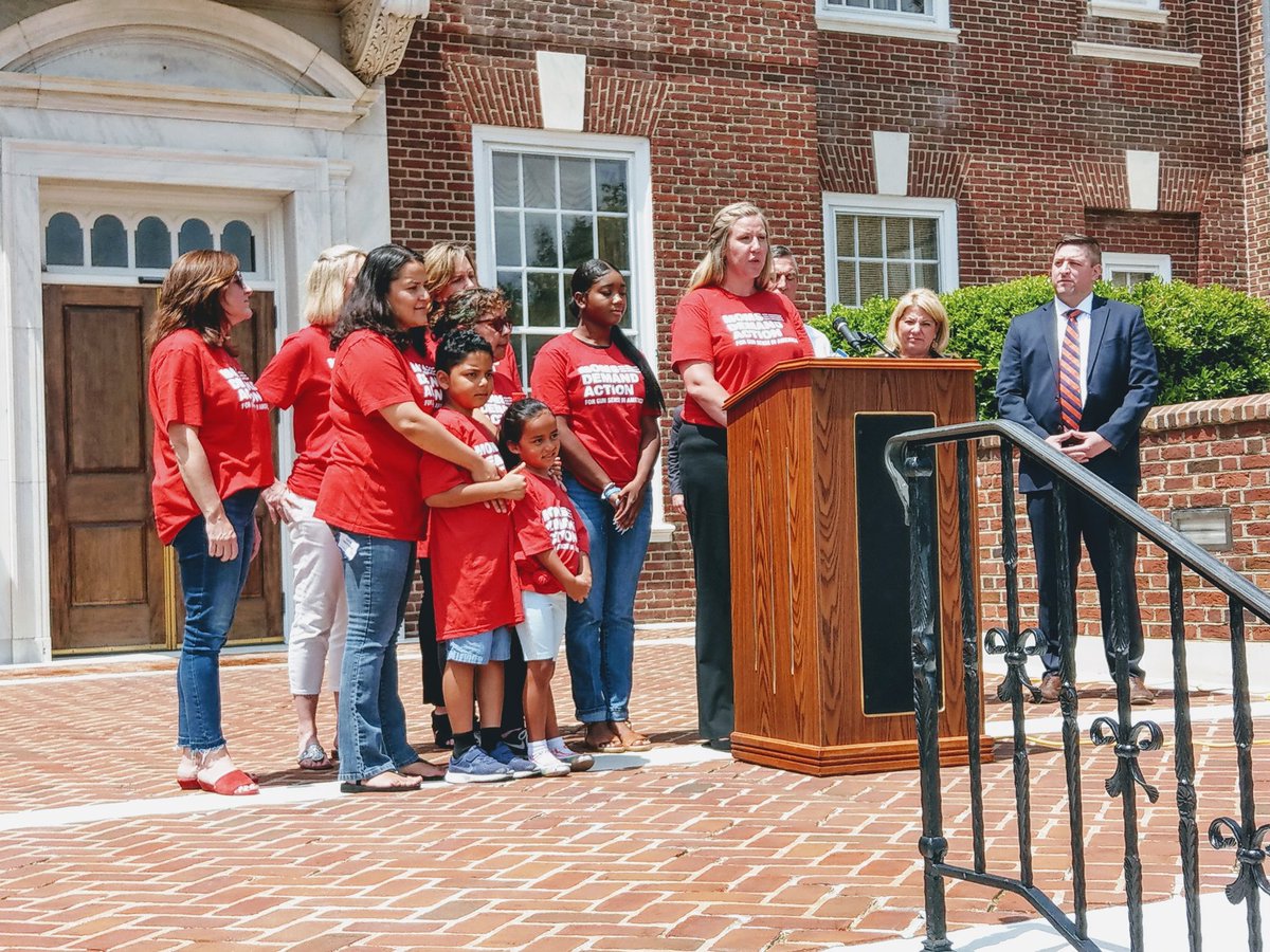 SoyYoya's tweet photo. DE @MomsDemand volunteers had a busy day in Legislative Hall! Some meeting with legislators, some standing with allies, everyone demanding common sense gun laws. #KeepGoing #HB222 #HB300 #HB330 #SB165 #HB375 https://t.co/3MFFNIaP60