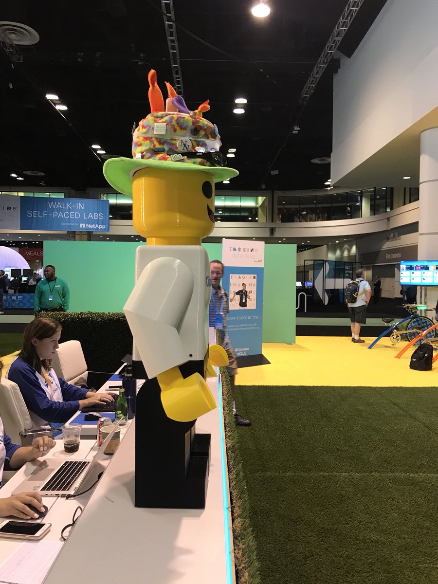 rowelldionicio's tweet photo. I see how @NotSoMiniFig maintains his slim figure. He’s all over the WoS! #CLUS https://t.co/is7WvLA6E5