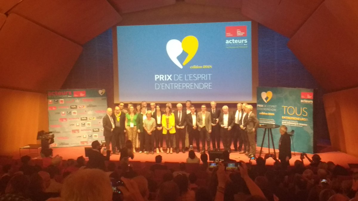 LTLiveAURA's tweet photo. C'est la fin de cette soirée du #PEE2018, tous les lauréats se rejoignent sur la scène. Merci à tous de nous avoir suivi et rendez-vous l'année prochaine ! #acteurslive https://t.co/GiP69Okq81