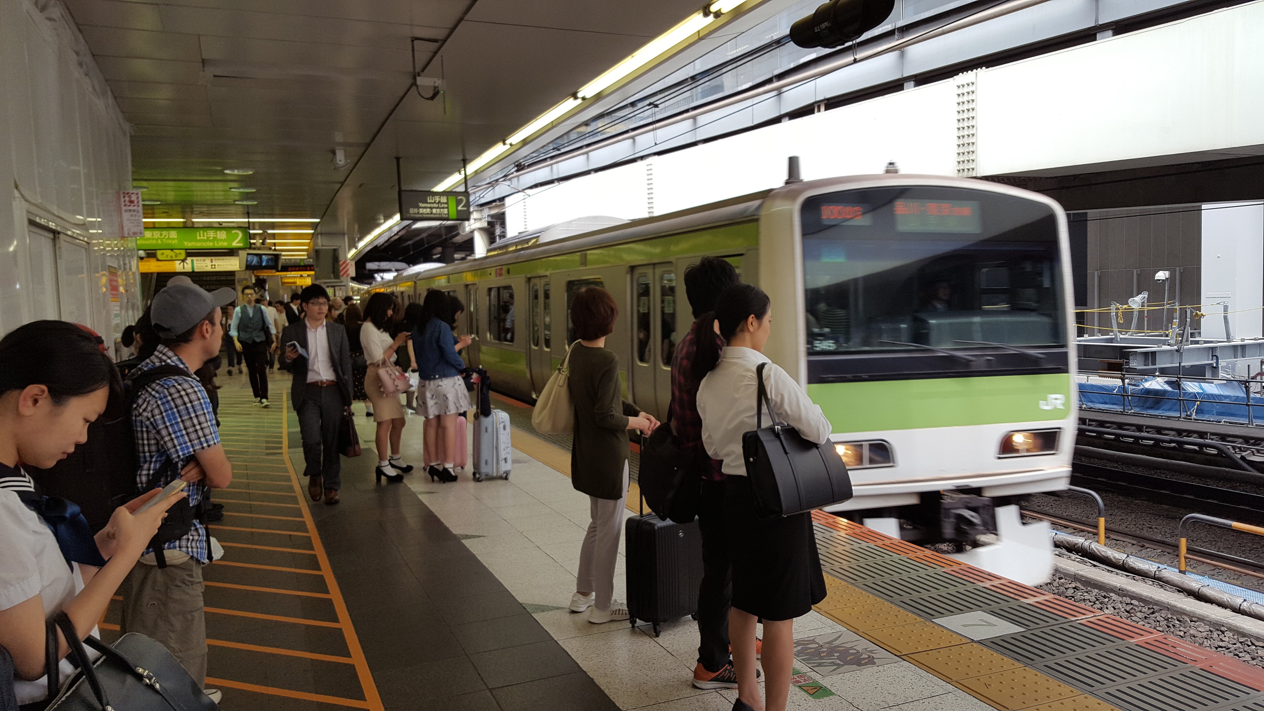 熊谷 徹 東京へ行くたびに日本社会の幼稚さに驚く テレビに溢れる ゆるキャラ バスのスクリーンには パンツ大明神 のアニメ が流れる バスの車体にも動物のアニメ イスラエルの教授が 日本は良い国だと思いましたが幼稚なキャラクターの氾濫には
