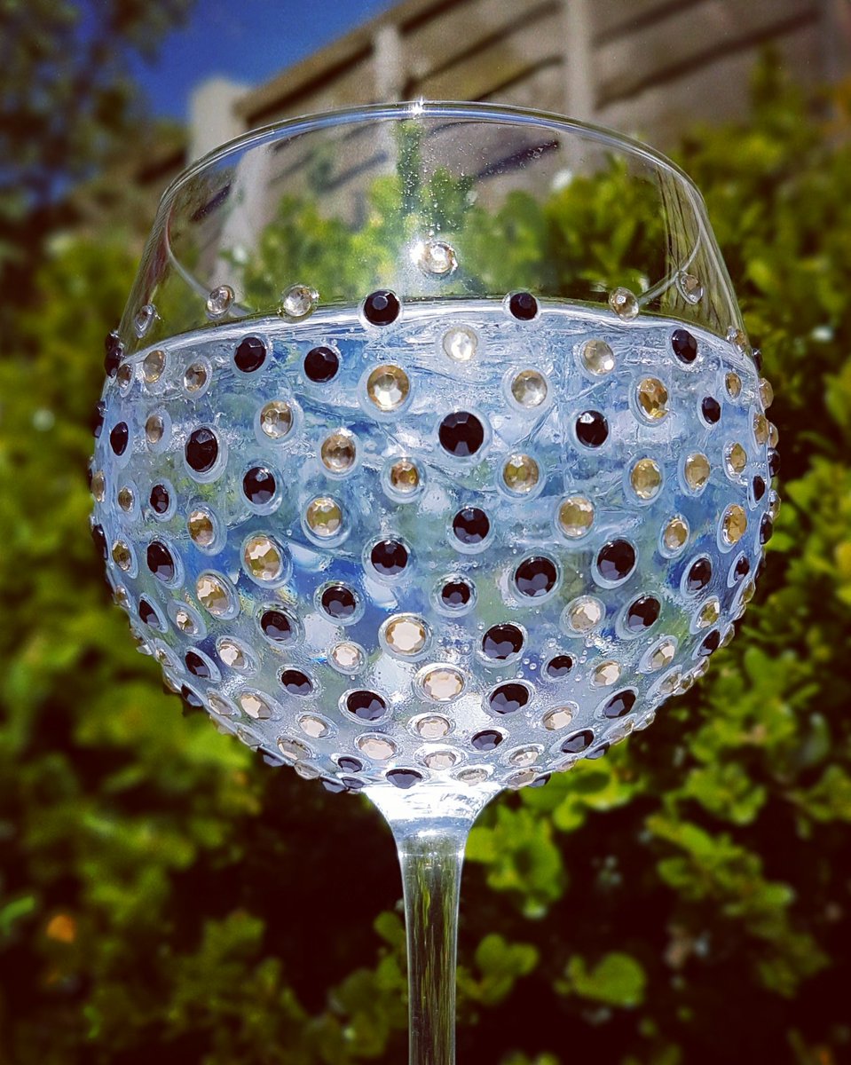 NEW, sophisticated gold &amp; black rhinestone gin glass etsy.com/uk/listing/618… #Handmade #HandmadeHour #ginlover #gingift  #Etsy #Personalised #giftideas