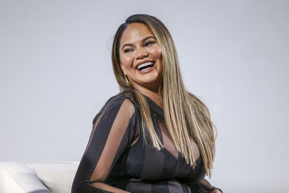 Chrissy Teigen Just Got Real About Her 'Milky' Breastfeeding Boobs glmr.co/j1dTHYQ https://t.co/0v0gtYoprj