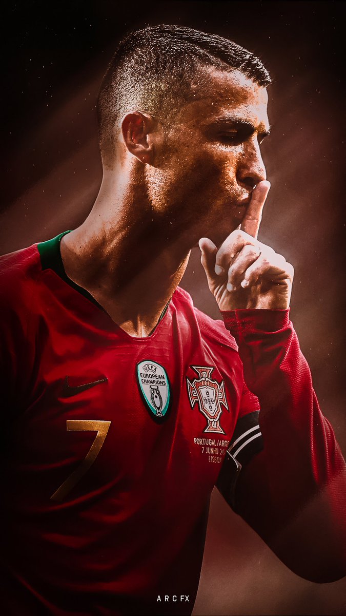 CR7: Hãy chiêm ngưỡng hình ảnh của ngôi sao bóng đá nổi tiếng Cristiano Ronaldo và đắm chìm vào những trận đấu đầy kịch tính của anh.