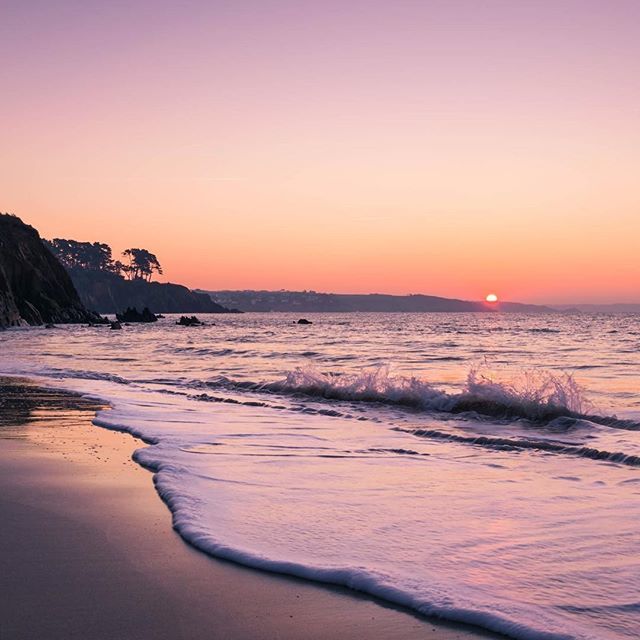 FinistereTour's tweet photo. #myfinistere - Alors, on est pas bien en Finistère ? 😉 La plage du Trez Hir sublimée par @melle.alizee 👏🔝 #bretagne #finistere #trezhir #plougonvelin #france #sunset #brittany #destinationbretagne #destinationfinistere #labellebretagne #visitfrance #… https://t.co/0lIaMtjEnI https://t.co/Da0EUryG6b