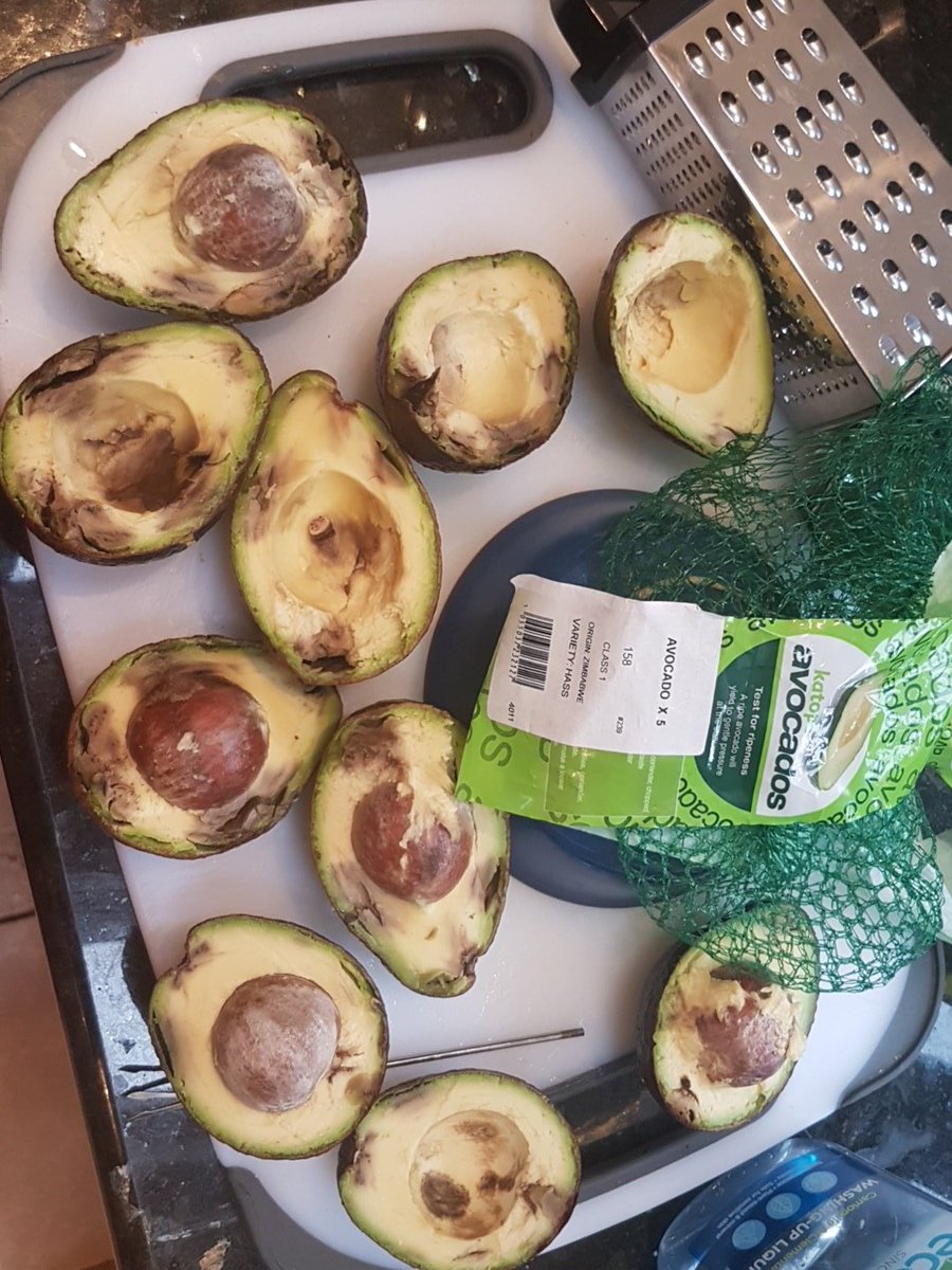 sionedyoung's tweet photo. @CostcoUK bought avocados from your cardiff store yesterday and they are all rotten! 😫 no indication of use by date! https://t.co/korBACB56z