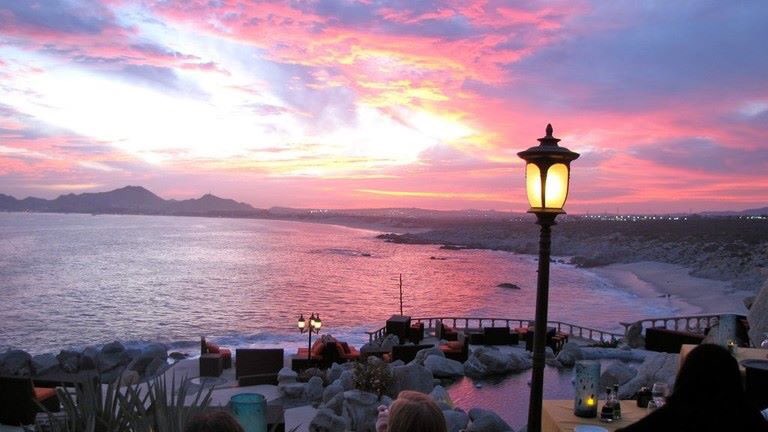 MexDest's tweet image. Overlooking Bay of Cabo San Lucas, Sunset Monalisa offers breath-taking views of famous Arch at Land’s End. specializes in Mediterranean cuisine. A must-visit for foodies in Cabo. #cabo #foodie #foodporn #mexicandestinations #vacationrentals #bestrestaurantsincabo #sunsetmonalisa