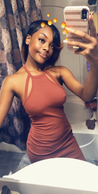 Watch Mom's leaked NSFW photo on TwXstars