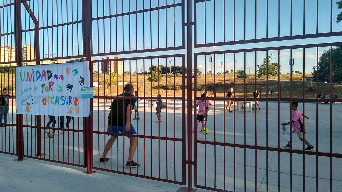SConvivencia's tweet photo. Los pompones @iceas_ong, el arbitraje @ainarisuarbitro, #Dopos y @CMariaReina, los equipos limpieza de chavalada, el agua de @jmd_usera y el supermontaje de @bpmmadrid #GarcíaMárquez en apoyo al torneo hacen del encuentro deportivo #UnidadPorOrcasur un espacio lleno de ¡Gracias! https://t.co/8JLlIMjFZ5