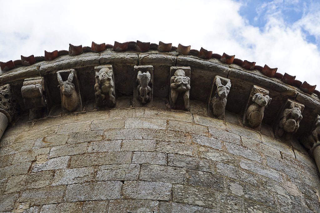 SofiCasCar's tweet photo. Camino de las #LasHedadesdelHombre #MonsDei #AguilarDeCampoo
#Cervatos
Colegiata De San Pedro
#románica
#Portada
#ábside
#frisos
#bello
#juego
#vástagos
#temas
#bíblicos
#temática
#erótica
Tres días de lluvia alterna, pero disfrutando del camino. https://t.co/dk6tWye30i