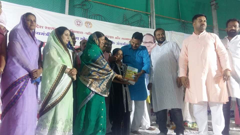 #खाचरौद
#असंगठित श्रमिकों के सम्मेलन आयोजित कर #मुख्यमंत्री 
#JanKalyanYojana (संबल) कार्यक्रम में हितग्राहियों को विभिन्न योजनाओं की राशि के चैक एवं प्रमाण पत्र प्रदान कर बधाई एवं शुभकामनाएं प्रेषित की...@ashokmalviyangd <a href="/khalsa_amandeep/">Amandeep Singh Khalsa</a> <a href="/ChouhanSivraj/">ShivrajShingh Chouhan</a>