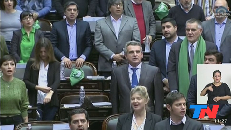 Pañuelos, bufandas y abrigos verdes en el bloque K en Diputados: en 12 años de gestión de los Kirchner, nunca una propuesta para despenalizar el aborto llegó al recinto. 
Macri propuso abrir la discusión en la apertura de sesiones de este año. 
Hoy, #AbortoSesiónHistórica