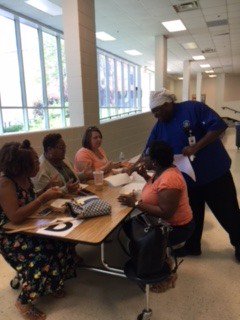 DCSSNutrition's tweet photo. Last Tuesday Chef Clarence visited @DCHSchool with Supreme and Meat Lovers pizza to taste test! #Tasty #Yummy https://t.co/BF7VNmIpQp