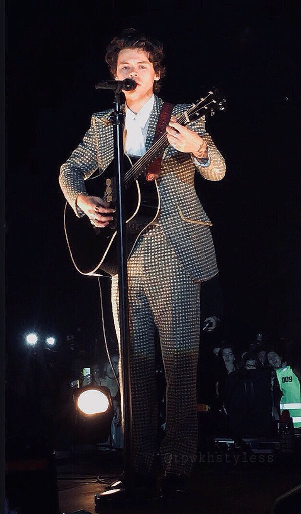 tpwkhstyless's tweet image. From today, I dedicate to you, the most beautiful words I know. 🌹❤️ 27.05.18 | 29.05.18 @Harry_Styles