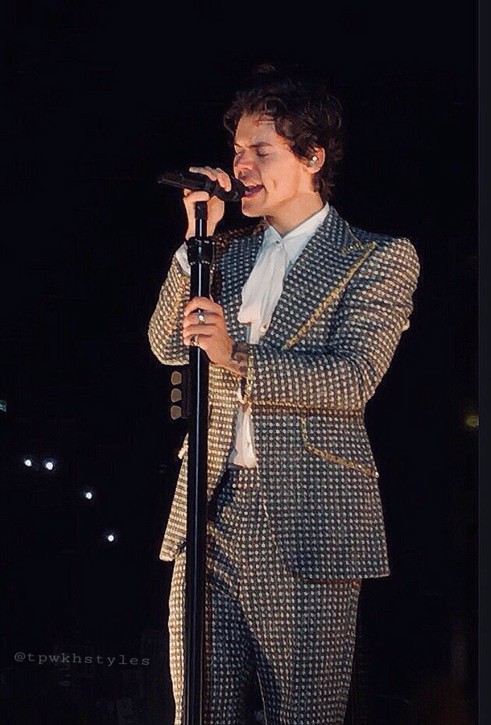 tpwkhstyless's tweet image. From today, I dedicate to you, the most beautiful words I know. 🌹❤️ 27.05.18 | 29.05.18 @Harry_Styles