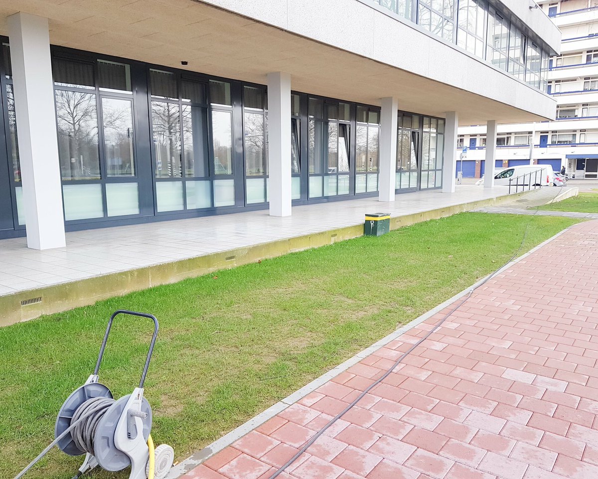 Terrasjes en buitenplekken worden in de zomer vaak bezocht. Is jullie pand en buitenplek vrij van algen en aanslag? Maak vandaag nog een afspraak met Derksen Schoonmaak derksenschoonmaak.nl #gewoonschoon #klaarvoordezomer #schoonmaak #schoonmaker