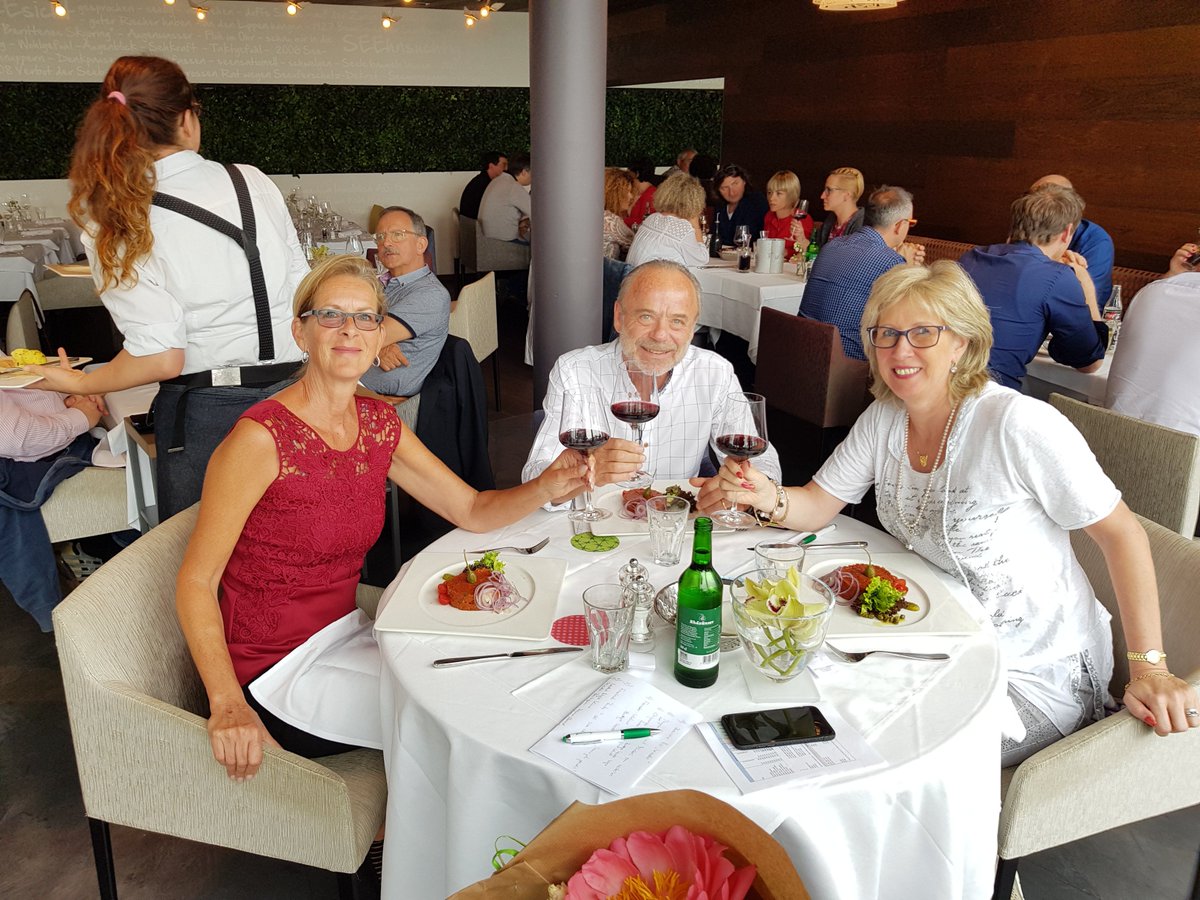 BottegaVerdeCF's tweet photo. #bottegaverde #lovemyjob Beförderungsfeier mit meiner 1. Leaderin :-) https://t.co/MwMqoKqFjr