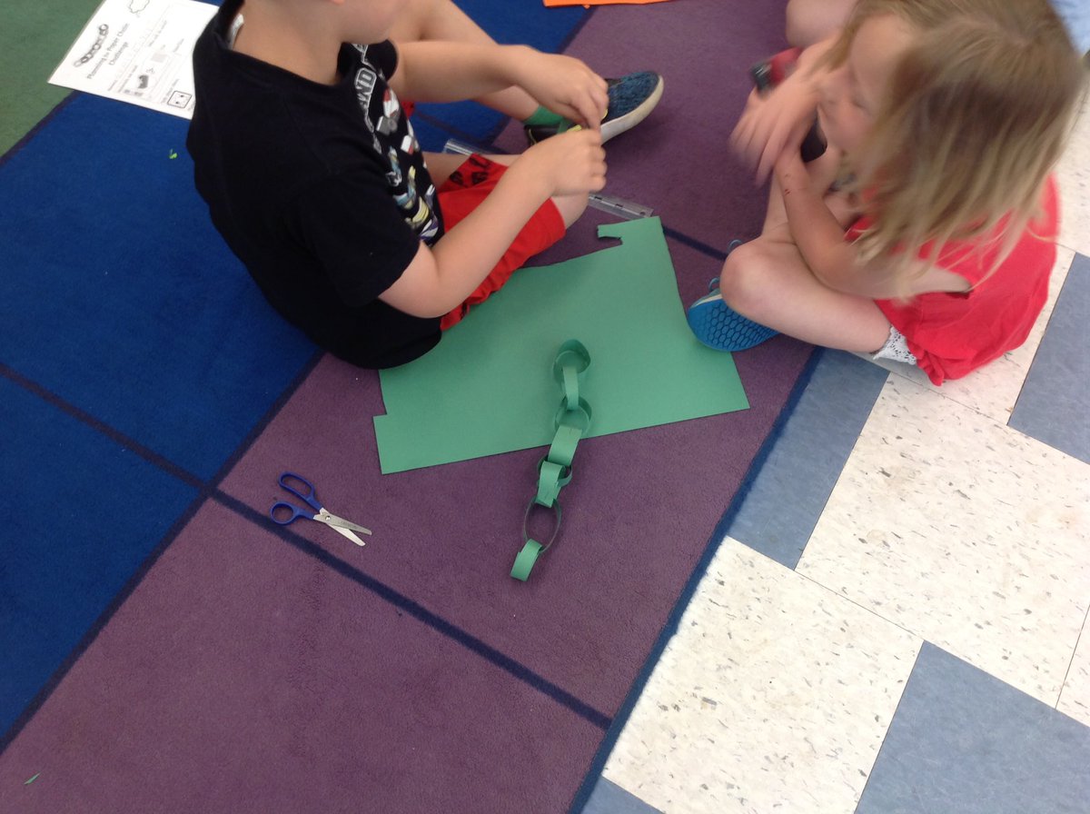 RawdingMolly's tweet photo. More Paper Chain Challenge fun in K!! 
So fascinating to watch and listen kinders explore, try different ideas, and learn from each other!

#LTLmath
@FiskeMath @FiskeSchool https://t.co/kX5k7YMtoe