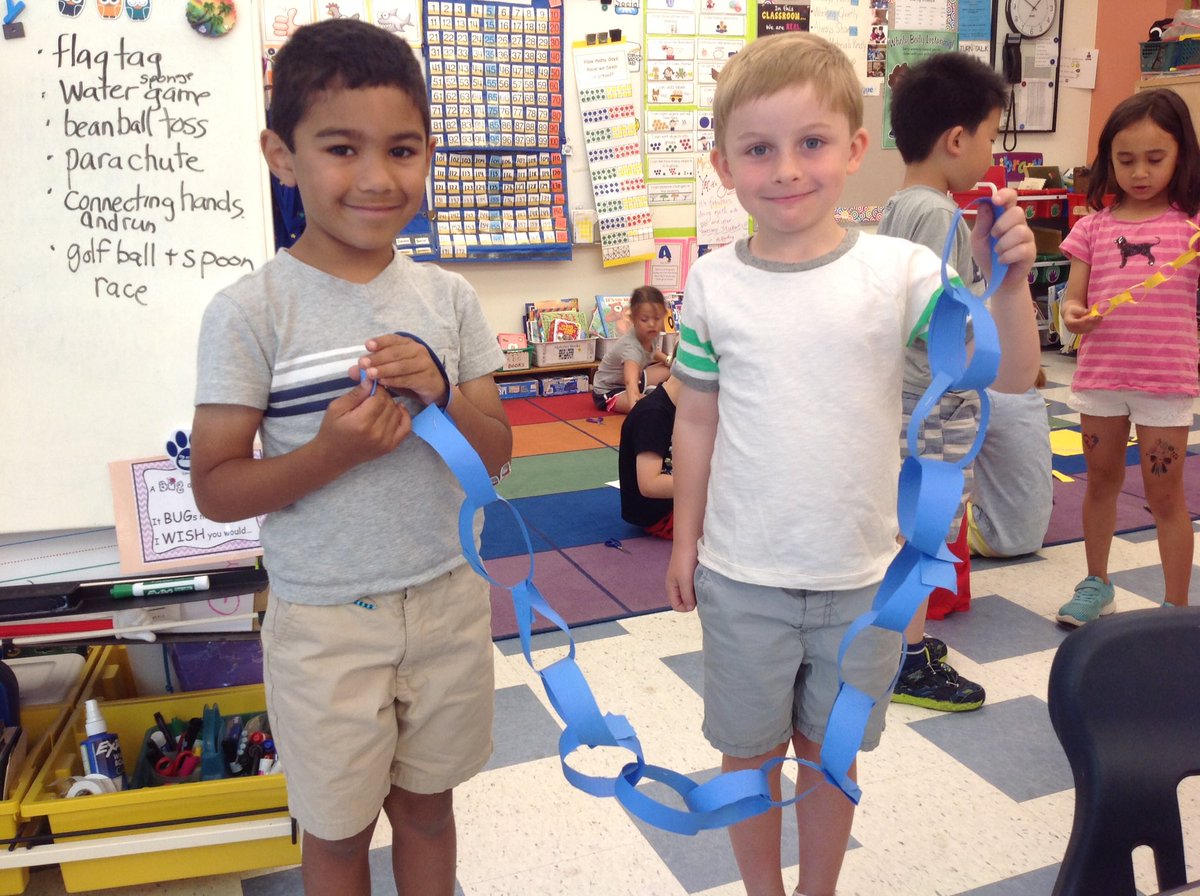 RawdingMolly's tweet photo. More Paper Chain Challenge fun in K!! 
So fascinating to watch and listen kinders explore, try different ideas, and learn from each other!

#LTLmath
@FiskeMath @FiskeSchool https://t.co/kX5k7YMtoe