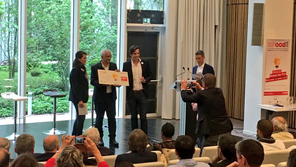 iledefrance's tweet photo. 🏆 Remise des prix aux 5 lauréats du concours de l’#innovation alimentaire #IDFood 2018, organisé par le @CERVIAIDF et la Région @iledefrance !

👏👏👏 @FreshMeUp1, GreendOz @JoeAvrels, @Kuantom_ et @TommPousse https://t.co/5lnr4PHIEL