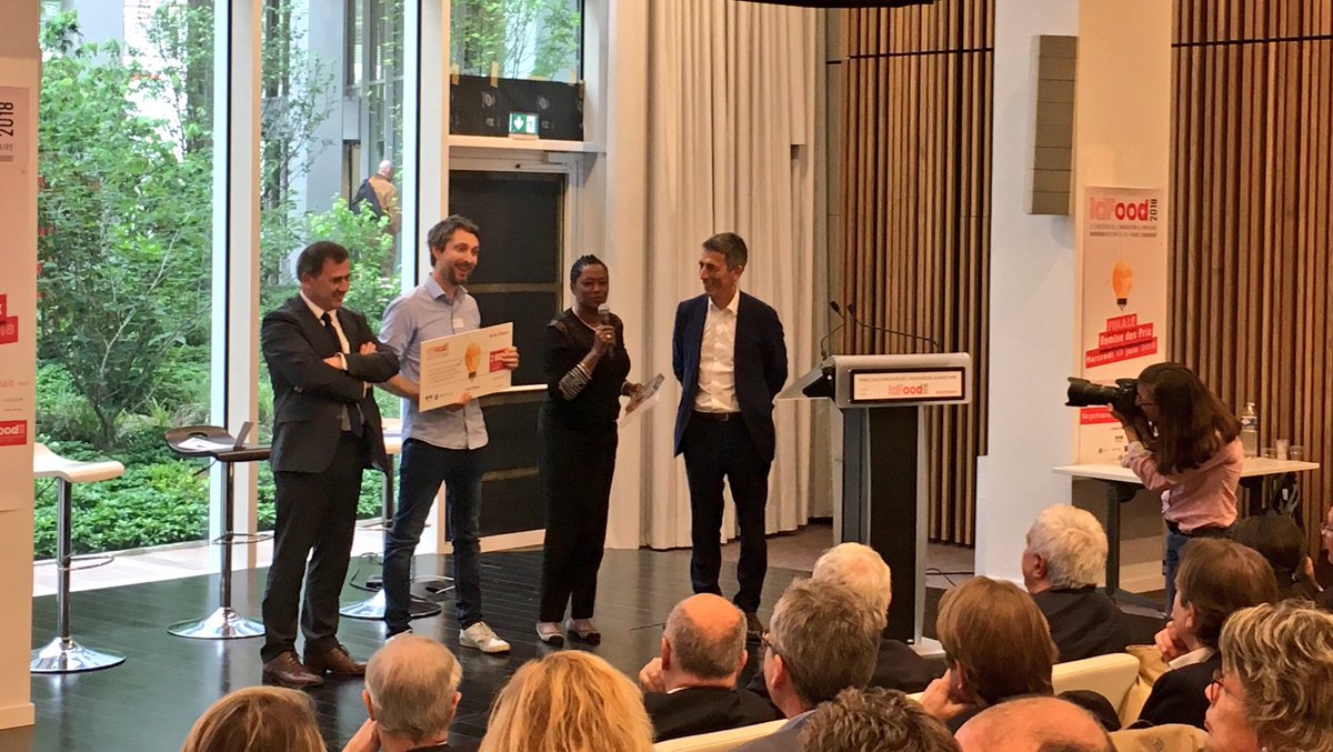 iledefrance's tweet photo. 🏆 Remise des prix aux 5 lauréats du concours de l’#innovation alimentaire #IDFood 2018, organisé par le @CERVIAIDF et la Région @iledefrance !

👏👏👏 @FreshMeUp1, GreendOz @JoeAvrels, @Kuantom_ et @TommPousse https://t.co/5lnr4PHIEL