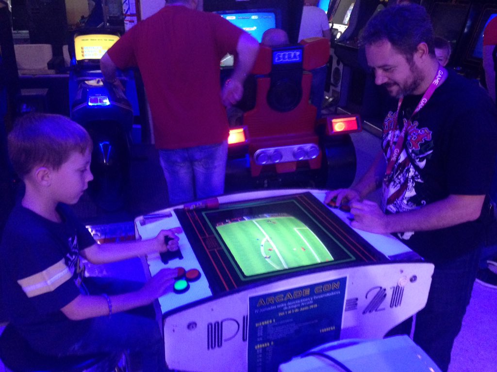 Arcade_Vintage's tweet photo. Ahora viene cuando te traes a tu hijo a #ArcadeCon2018 y te pule al Tehkan 😊¿eh @jr_nv? 😉#PadreEjemplar https://t.co/hYQtsvg6nD