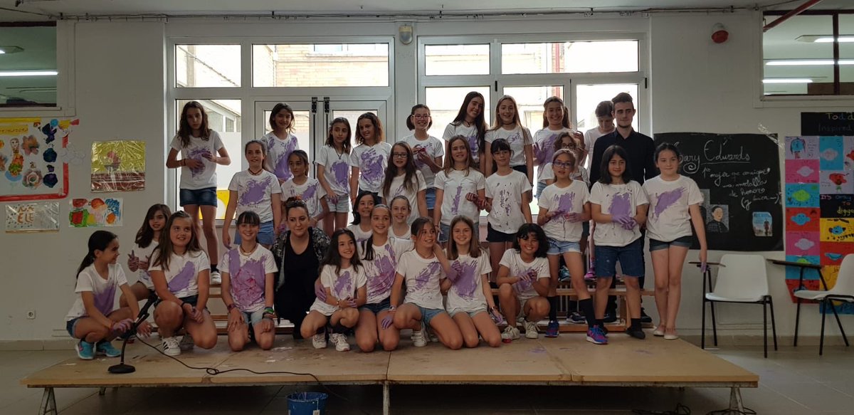 ColBernadette's tweet photo. El coro del @ColBernadette deleitándonos con “Violeta”. #StopBullying 👏👏👏👏 https://t.co/MZahUdO9h4