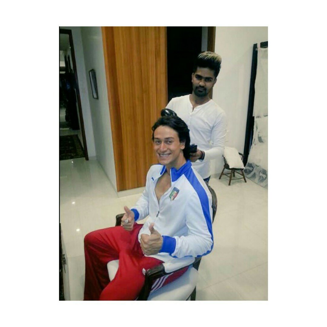 officialtiger__'s tweet photo. @ramgore77
It’s Great To work with Amazing Actor Like You !! Hairstyle For @iTIGERSHROFF #actor #bollywood #hairstyles #hair #Shooting 
@TeamTIGERSHROFF @AyeshaShroff @tigerstrending 
Follow @officialtiger__ https://t.co/B2V1k1VY7f