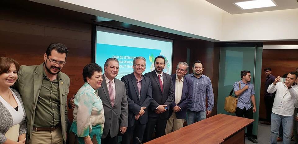 edparra5's tweet photo. Cierre del Foro de estrategias de #EconomiaCircular a nivel Local y Regional y lectura de la Declaración de Guadalajara @SemadetJal @udg_oficial @CMICJALISCO @DraCrisCortinas https://t.co/YAmfRv6U4p