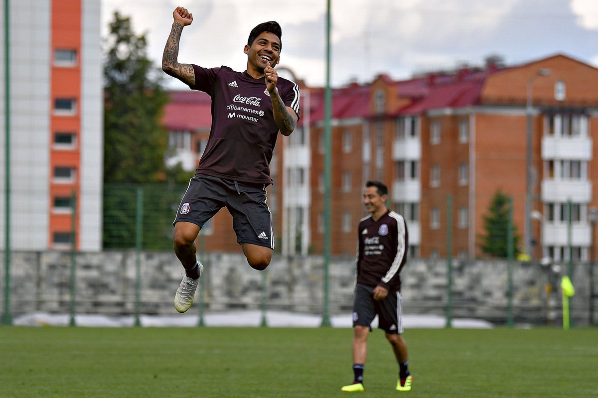 miseleccionmx's tweet photo. Como cuando estás a 4️⃣ días de debutar en #Rusia2018 y tu país es elegido sede de un Mundial... 😀 🏆

¿Cuántos como @JavierAquino7? 🙋🏻‍♂️

#NadaNosDetiene | #United2026 | #Unidos2026 https://t.co/1cIshf9fah