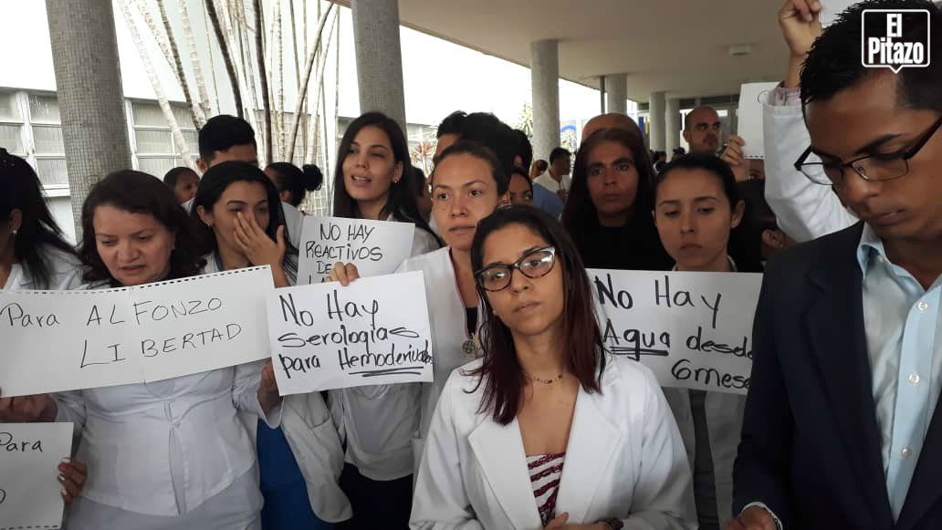 ElPitazoTV's tweet photo. #AHORA 10:40am | Enfermeros del Hospital Universitario de Caracas exigen la liberación de enfermero, Alfonzo Román, quien fue detenido por la Guardia Nacional por presuntamente hurtar insumos #13Jun - vía @ArmandoAltuve https://t.co/wINxsrVLBh