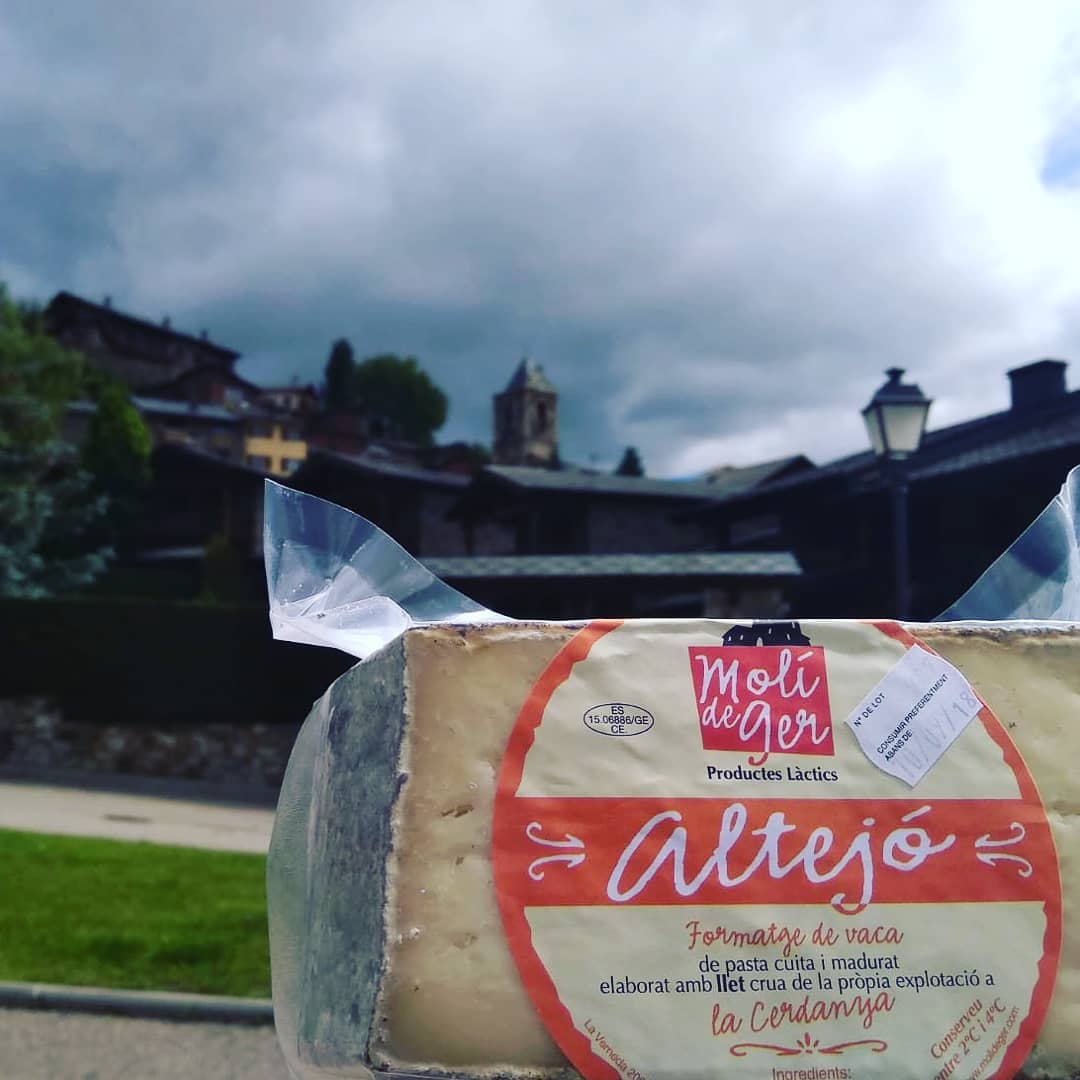 Avui ens hem acostat a Ger a buscar un tros d'Altejó, un formatge que, sencer, fa cap a 20 kg. Una bestiesa a l'abast d'uns pocs a Catalunya: el Pere de Molí de Ger entre ells! Cap a la pissarra de formatges artesans d'aquest estiu! 😁

#formatges #artesania #proximitat #qualitat