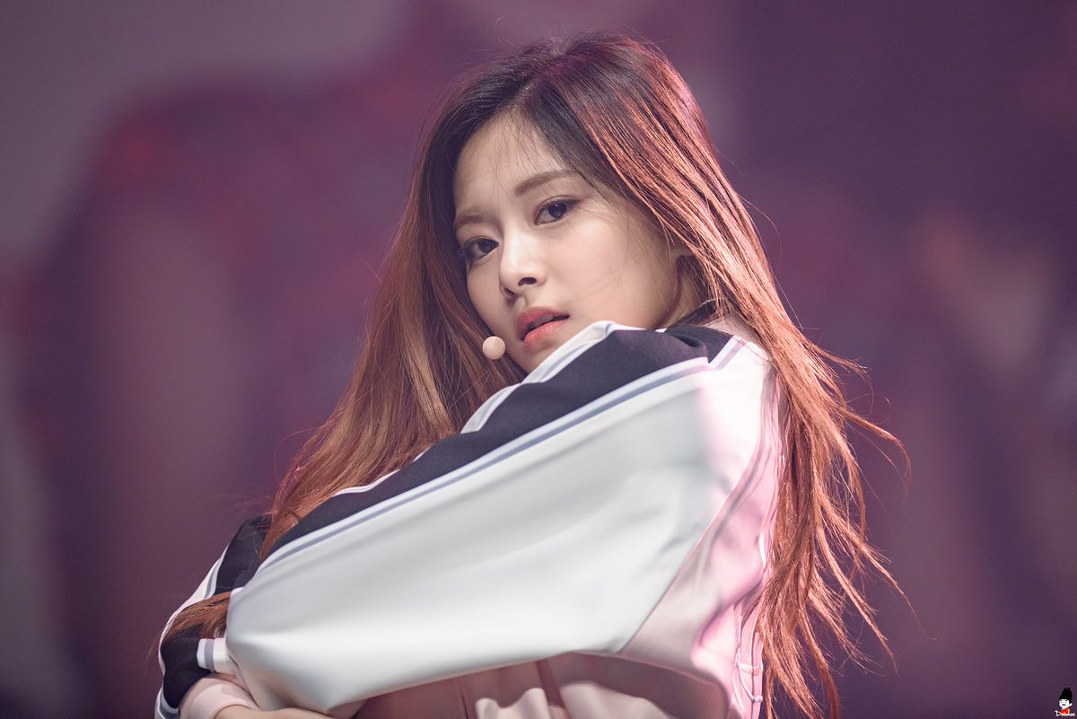 ctzuyupics's tweet photo. happy birthday to this gorgeous woman whose beauty is inside and out. you don't know how much happiness you've brought into our lives. we are proud of what you are right now for we know it's because of your hardworks. we love you, chou tzuyu! ♡ #HappyTzuyuDay https://t.co/b1GPzYZjz9
