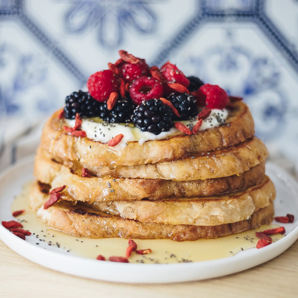 Veahero_'s tweet photo. Soft on the inside, slightly crunchy on the outside, sweet, fresh - and you'll only need a handful of ingredients and 20min to make it! Easy #Vegan #FrenchToast is on https://t.co/QA8nO5C4cX today! Find the full #recipe here 👉🏼 https://t.co/mI95B18IT6 🥞 #veahero #mealplanning https://t.co/0jflMxBo8U