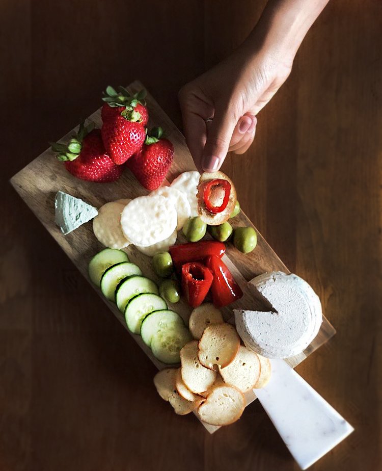 Hubba hubba 😍 Girls trip? Guys trip? Picnic? 🌻 Just because it’s Wednesday? You don’t *actually* need a reason for this dairy free charcuterie board feat. Spirulina Bleu and Everything Bagel. ✨🥂Add champagne for a real French feel. 📷 : <a href="/dinner/">오정식(정식다섯)</a>.and.a.smoothie
