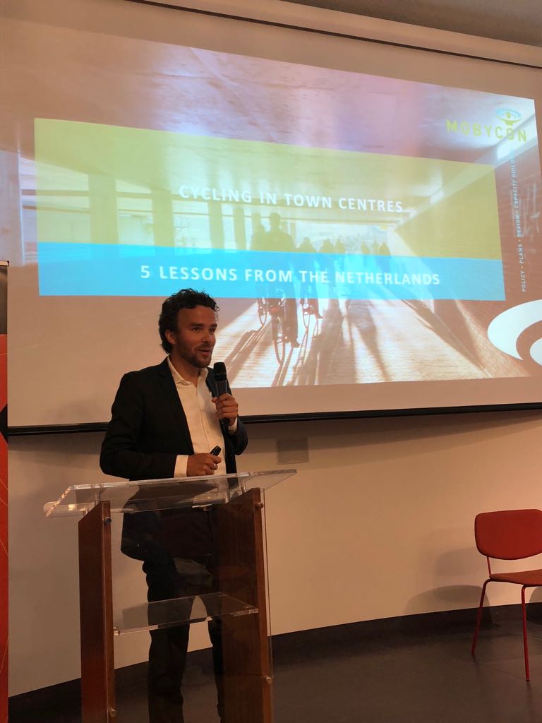 NanjaPiek's tweet photo. Always happy to explain the great benefits of cycling to London! And showing of the Dutch expertise by @lennartnout. Thank you @london_cycling for organizing! #LiveableLDN @NLinUK @HollandUKTrade https://t.co/V6VsBz01ws