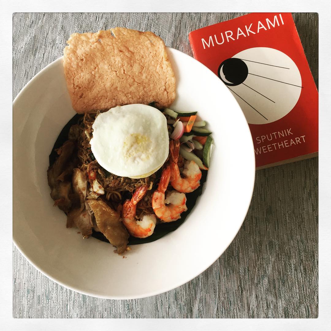 Dinner with #mukami n #toast #prawn #bookwithtoast  #sputniksweetheart #fiction #literature
#Repost @sritianne 
🥘 #bookstagram  🤔 😬 #sritijha #kumkumbhagya #iniyairumalargal  #loncengcinta #ahkalbim #princess #sriti #titu #alegedragostea #kkb