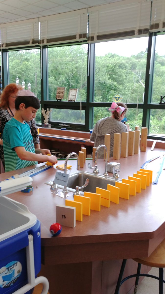 SSDS_Hartford's tweet photo. #RubeGoldberg #welovescience #handsOnLearning #feeltheexcitment @Schechter_Sci https://t.co/KMoOZpNO9g
