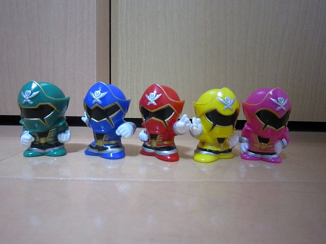 地獄猫 丸越製ちびコレバッグ 海賊戦隊ゴーカイジャー 11 2 13 12 2 19放送 スーパー戦隊 35周年作品 特筆すべきはゴーカイジャーは過去のスーパー戦隊にも変身できるという設定 指人形はマスクの縁取りや額のマークまで丁寧に塗装されています