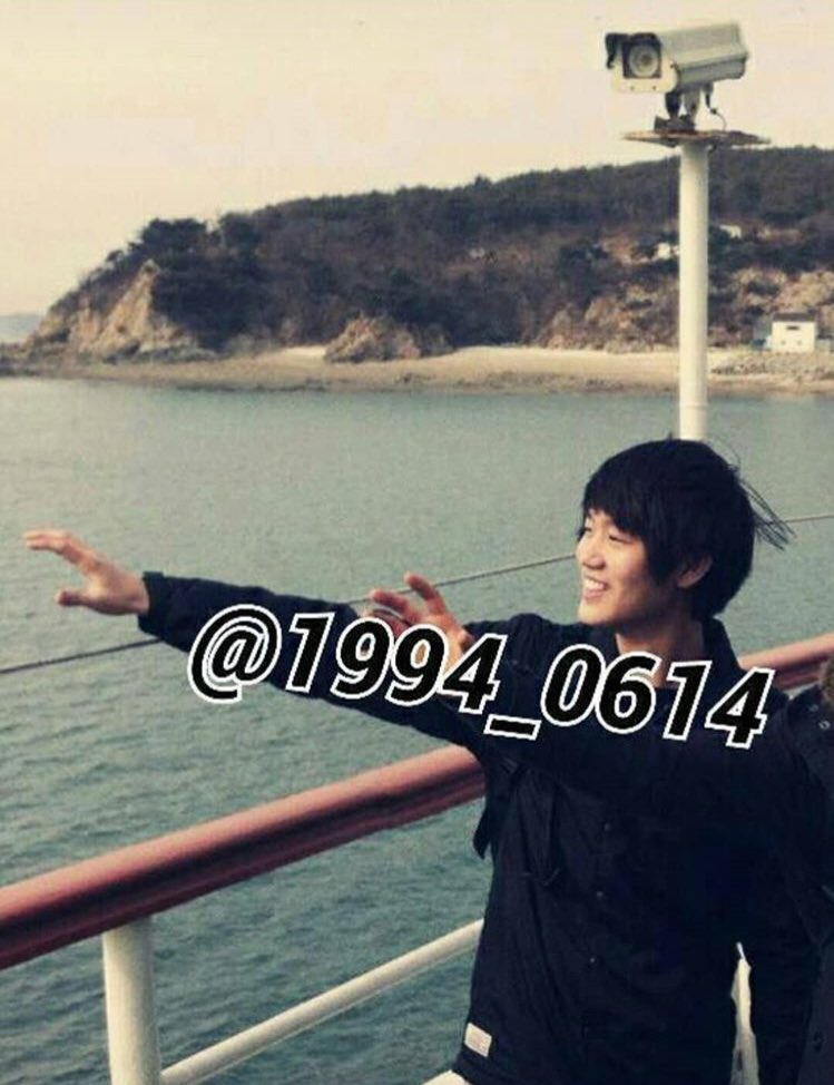 moontaepics's tweet photo. is our main vocalist birthday!!! 🎂🎊🎉🎈 your moonctzens loves u so much!!! #HAPPYTAEILDAY https://t.co/5TZIrmLiQ2
