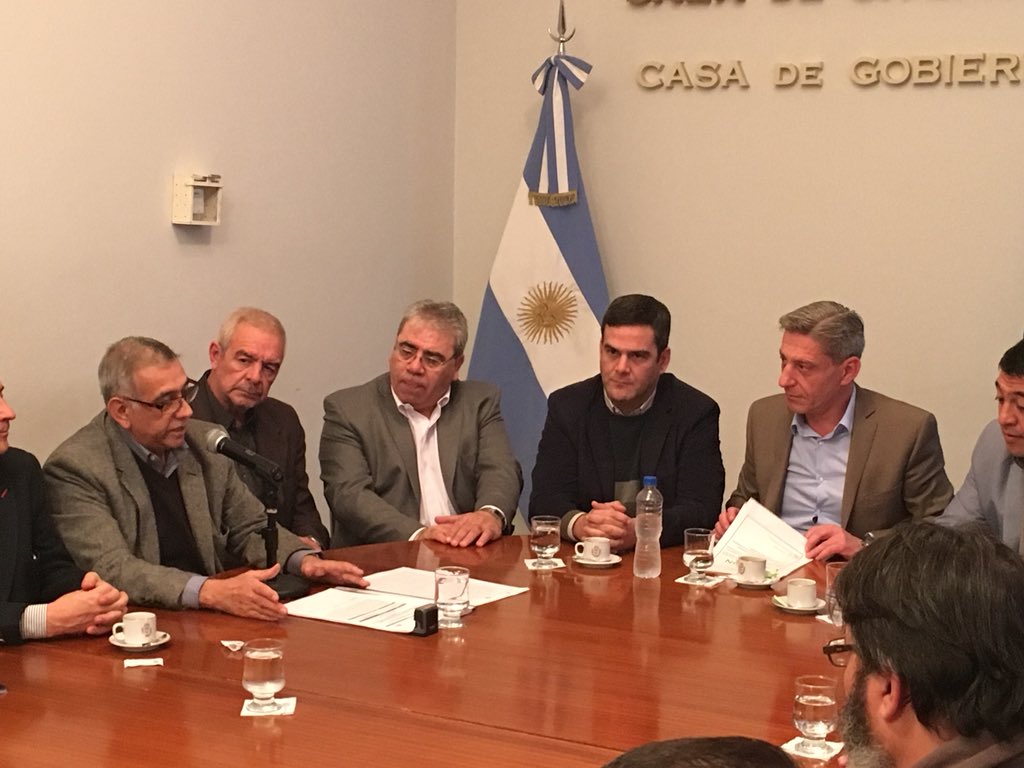 gobiernochubut's tweet photo. #ContratoDeObra| Comenzamos con la construcción de la estación de bombeo complementaria a los canales de riego del #VIRCh ➡️ #FirmaDeContrato junto @Nanito de #Gaiman y el #IPA https://t.co/h9Y7b1D0Sn