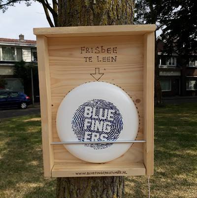 Gratis frisbee lenen op vijf plekken in Zwolle: Frisbee-vereniging Bluefingers Ultimate gaat op vijf plekken in Zwolle een houten kastje ophangen waar je kosteloos een frisbee kunt lenen. Ook gaat de vereniging deze zomer gratis trainingen aanbieden in… dlvr.it/QX9Rp6