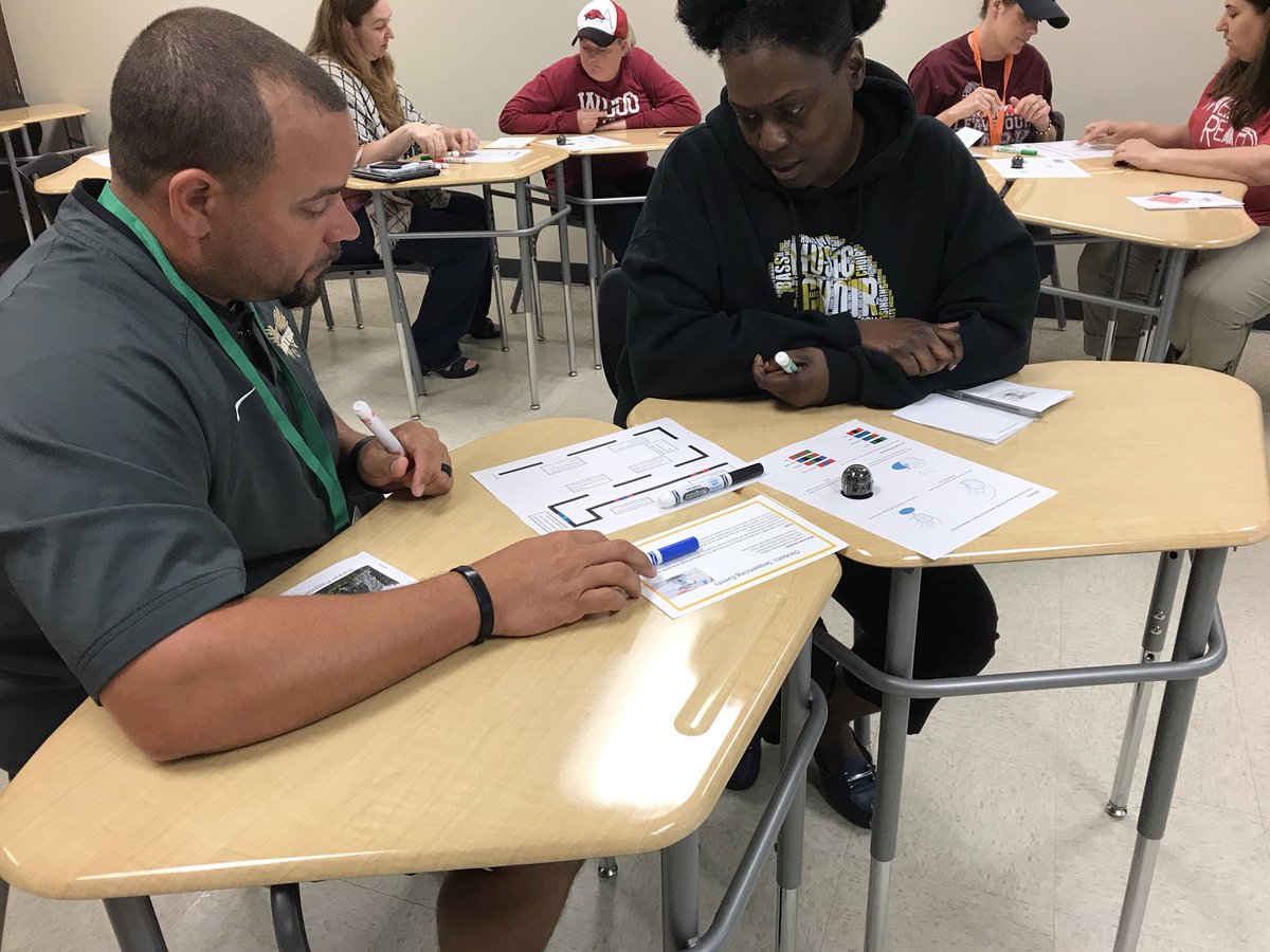 hamber2412's tweet photo. Showing my people how to use Ozobots in the classroom! @nodooley @Holtsleaks #Interact2018 #TeamLCISD https://t.co/GhckGjEJSn
