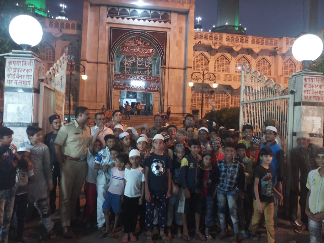 nagpurcp's tweet photo. Senior formation of ngpr police; duty &amp; celebration ~ Being part of the Ramzan ... https://t.co/pO90cxZd2t