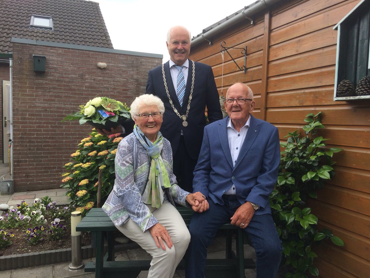 Vanmiddag echtpaar Oosting in Gasselternijveen <a href="/aaenhunze/">gemeente Aa en Hunze</a> gefeliciteerd met hun 60-jarig huwelijksfeest. Al jaren lang nieveensters! Vitaal👍