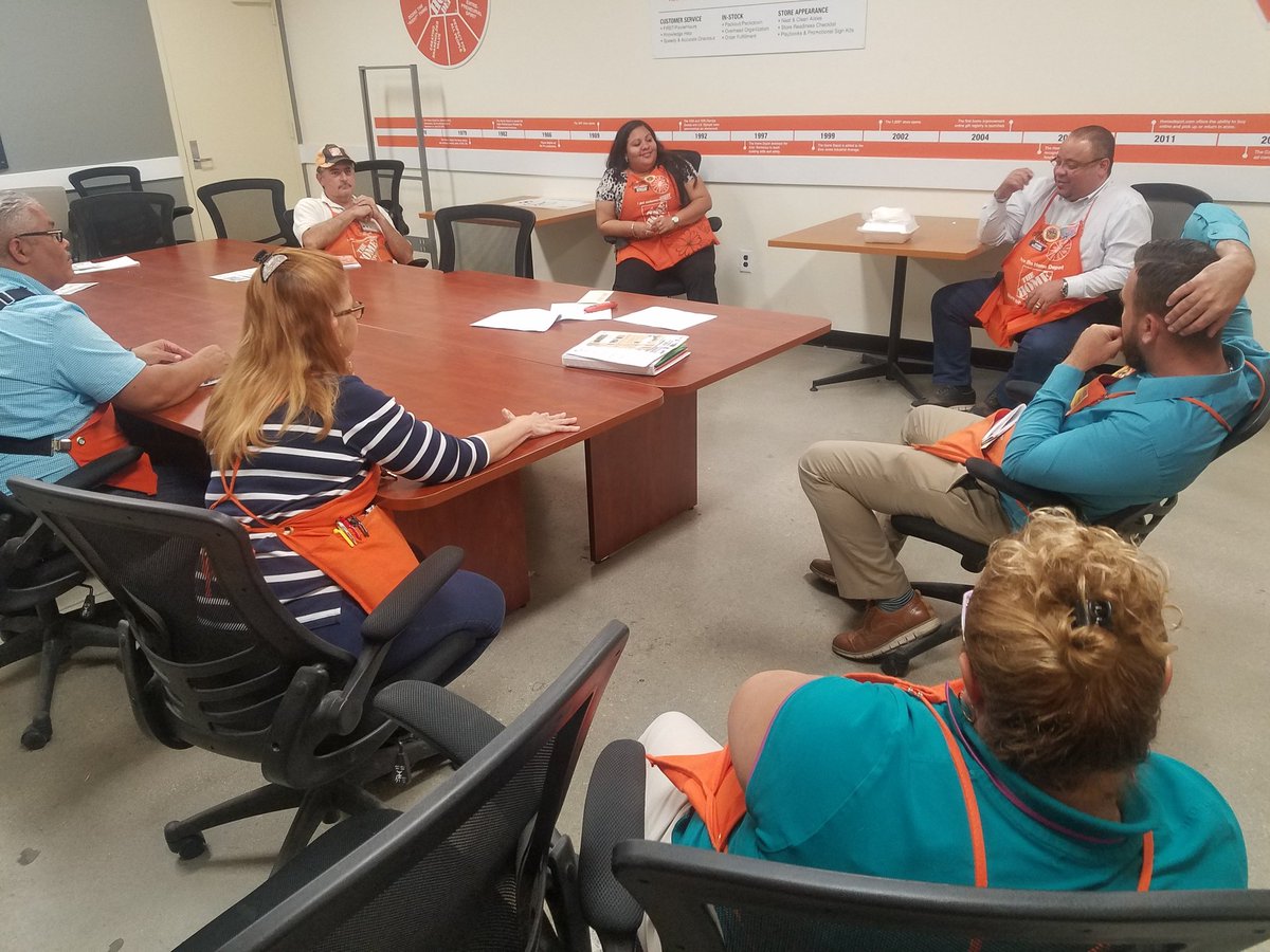 Maria47579217's tweet photo. Thank you Alex  ASM  and Store Manager Ayala for supporting our Specialty Tuesday..... https://t.co/ZZL3YpgsR6