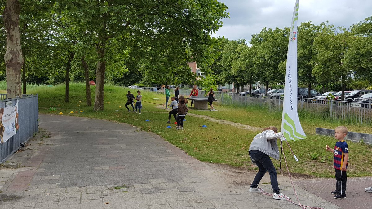 Vandaag was er <a href="/Almere_Haven/">Almere Haven</a> veel te beleven! Van Doelmikken tot oud Hollandse spellen zoals; stoepkrijten, touwtrekken, rond de tafel, stoepranden en nog zoveel meer! Voor iedereen was er wat te doen. <a href="/JFSCalmere/">Jeugdfonds Sport & Cultuur Almere</a> <a href="/MOREmeergronden/">MORE@mg</a> #heelalmereinbeweging #NationaleBuitenspeeldag