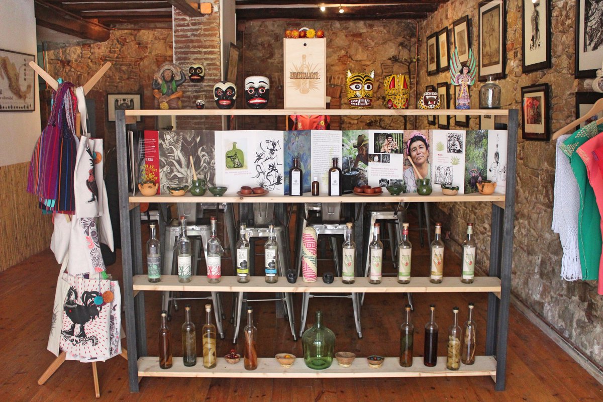 ZoominEixample's tweet photo. ¡Nuevo comercio en el barrio de Sant Antoni!
Miscelánea Mezcalera (Av. de Mistral, 15): productos artesanales mexicanos de la zona de Oaxaca 🇲🇽 
▶️ https://t.co/BE1T4c9ixU
#mexico #mezcal #Oaxaca #Barcelona #BarriSantAntoni https://t.co/Stal3fozGS