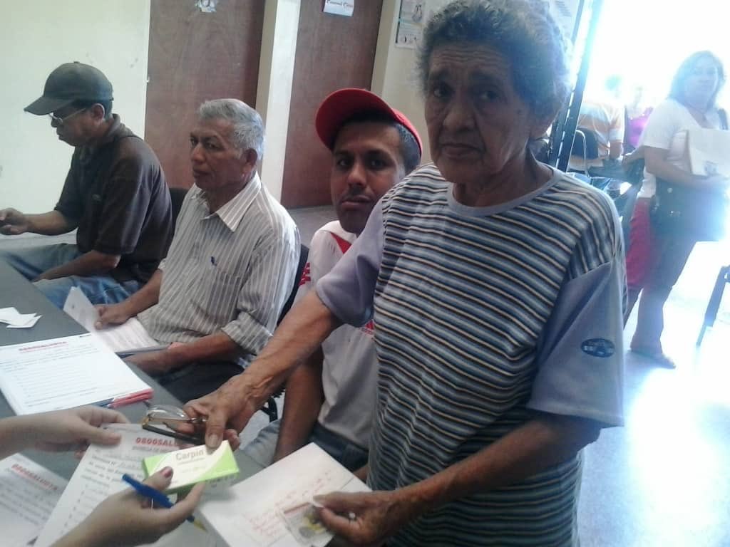 DISTRITO CAPITAL | Entrega de medicamentos gratis a pacientes que hicieron su solicitud a través del 0800SALUDYA desde la parroquia Caricuao <a href="/NicolasMaduro/">Nicolás Maduro</a> <a href="/CestariGDC/">Carolina Cestari</a> #PazParaAvanzar