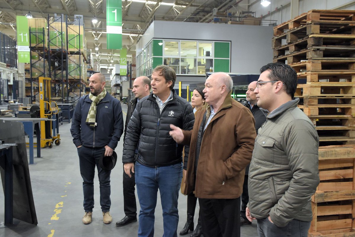 CascallaresPJ's tweet photo. Visitamos y recorrimos las instalaciones de la empresa #Genrod en nuestro Parque Industrial de #Burzaco Allí le entregamos la habilitación que tramitó ante @MunicipioBrown #SomosBrown🏭🏭🏭 https://t.co/ci3dH8YrfO